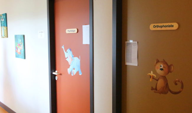 photo du couloir du service ambulatoire où se trouvent les portes de la psychologue et de l'orthophoniste du service