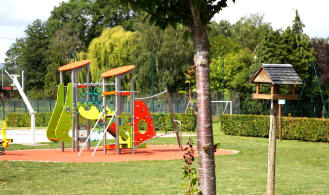 aire de jeu devant le bâtiment de l'hébergement éducatif