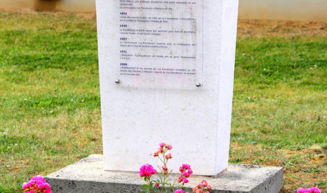 Stèle devant l’accueil, à l'extérieur des bâtiments