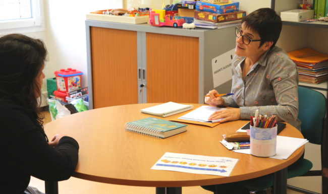 Psychologue du servie ambulatoire de la providence en entretien avec une jeune