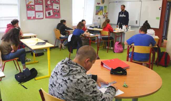 classe La Providence, avec un enseignant et des élèves